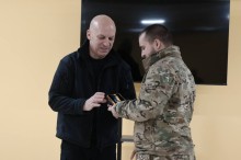 Вадим Філашкін нагороджує бійця