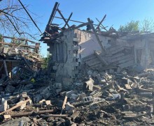 Зруйнований будинок після ворожого обстрілу