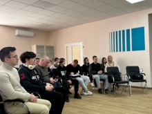 Молодь  уважно слуїає представників ГО, що розповідають про свою діяльність