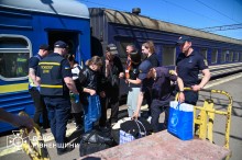 Рятувальники зустрічають людей з евакуаційного потяга, який придув до Рівненської області