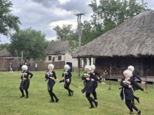 Виступ колективу в грузинському національному вбранні