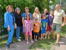 Колективне фото батьків та дітей дитячого будинку сімейного типу Дівнічів з представниками облдержадміністрації на подвір’ї тимчасового будинку.