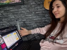 Учасниця заходу уважно слухає онлайн-діалог