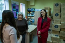 Керівниця апарату облдержадміністрації Олександра Журавель та директорка департаменту соціального захисту населення облдержадміністрації Олена Токарева, спілкуються