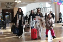 Діти з Донеччини йдуть з валізами по Артеку