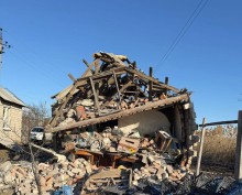 Зруйнований будинок після ворожого обстрілу