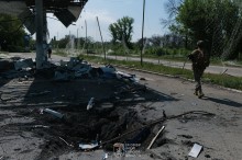Військовий проходить повз знищену АЗС