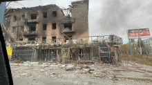 Зруйнований ворожим обстрілом будинок та крамниця