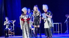 Актори драмтеатру грають ролі на сцені