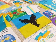 Дитячі малюнки, на яких зображені прапор України, квітучі маки, соняшники.