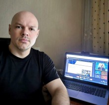 Представник військової адміністрації сидить за столом та слухає доповідача на семінарі