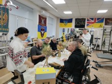 Захисники виготовляють Різдвяних павуків з соломи