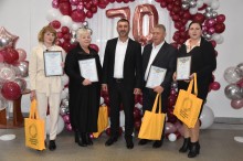 Урочисте святкування 70-річчя державного навчального закладу «Бахмутський центр професійно-технічної освіти». Атмосфера на фото урочиста і дружня. Присутні голова громада, педагогічні працівники та інші посадові особи.