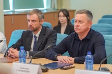 Начальник Краматорської міської військової адміністрації Олександр Гончаренко разом з представником  Бердичівської міської ради. Сидять за столом на уважно дивляться.