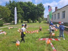 Група дітей проходить дистанцію мікроорієнтування під час заходів "Туризм крокує Україною" у м. Кропивницький