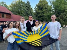 Молодь з прапором Донецької області
