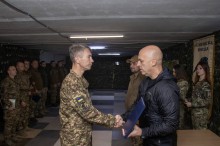 Вадим Філашкін нагороджує бійців 18-ої Слов'янської бригади НГУ