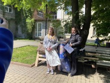 Дві жінки, які отримали гуманітарну допомогу, фотографуються для звіту