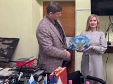Преставники громад обмінюються подарунками