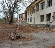 Зруйнований окупантами освітній заклад з вибитими вікнами