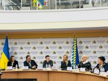 Представники Мінкульту на фоні пресволу Дніпропетровської облдержадміністрації