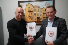 Вадим Філашкін тримає підписаний Меморандум разом з Президентом НАМН Василем Лазоришинцем