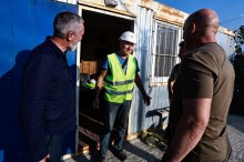 Вадим Філашкін з робітниками з Донеччини, які працюють на Тереблянському соляному родовищі