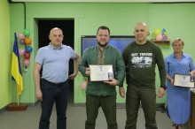 Юрій Винокуров та Вадим Філашкін нагороджують керівників військових адміністрацій.