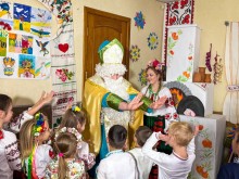 Під час українських вечорниць «По-нашому», які відбуваються у центрі підтримки ВПО Краматорського району «МиРазом», діти з Донеччини зустрічаються зі Святим Миколаєм