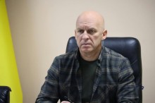 Вадим Філашкін сидить за столом під час наради