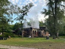 Пошкоджена та згоріла одноповерхова будівля посеред лісу, яка постраждала від обстрілу ворога.