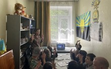 Група людей у приміщенні хабу