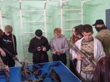 Практичне заняття зі стрілецької підготовки: учасники вишколу «Воїн-Вовкулака» опановують матеріальну частину зброї та правила безпечного поводження з нею.