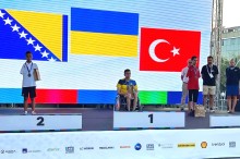 Артем Олійник здобув першість на змаганнях з плавання.