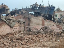 Зруйнований будинок після ворожого обстрілу