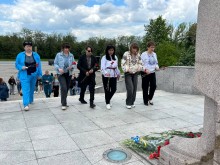 Представники Донеччини долучилися до церемонії покладання квітів до Меморіалу жертвам Голодомору та політичних репресій у місті Дніпро.