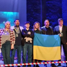 Актори на сцені з прапором України