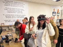 Практична локація «Дроноводи»: учасники тренінгу тестують обладнання для керування безпілотниками.
