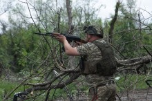 Військовий чатує на ворожі дрони