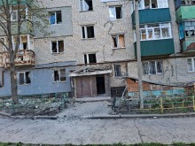 Вибиті вікна багатоквартирного будинку після ворожого обстрілу