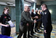 Вадим Філашкін разом з Русаном Осипенком нагороджує слідчих Донецької області.