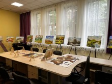 Роботи художників на мольбертах