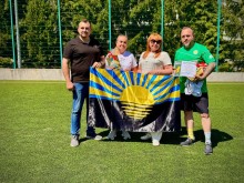 В.о. голови Краматорської райдержадміністрації, начальника районної військової адміністрації Вікторія Набокова та дружина загиблого захисника тримають прапор Донеччини, поруч стоять двоє чоловіків.