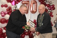 Урочисте святкування 70-річчя державного навчального закладу «Бахмутський центр професійно-технічної освіти». Атмосфера на фото урочиста і дружня. Присутні голова громада, педагогічні працівники та інші посадові особи.