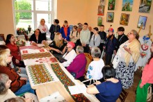 Ольга Кіцманюк під час літераторно-поетичної мозаїки «Вишиванку одягну і до серця пригорну» розповідає дітям про роль вишиванки у житті українців.
