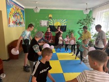 Діти стоять у колі з повітряними кульками