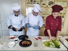 Учні Торецького професійного ліцею готують страви під час проходження виробничої практики