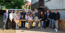 Спільне фото родини з подарунками та гостей