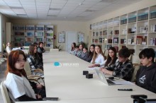 Учніі Бахмутського НВК №11, Бахмутської ЗОШ №10 та Гостомельського ліцею №1. Сидять за столом.