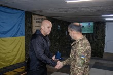 Вадим Філашкін нагороджує бійців 18-ої Слов'янської бригади НГУ